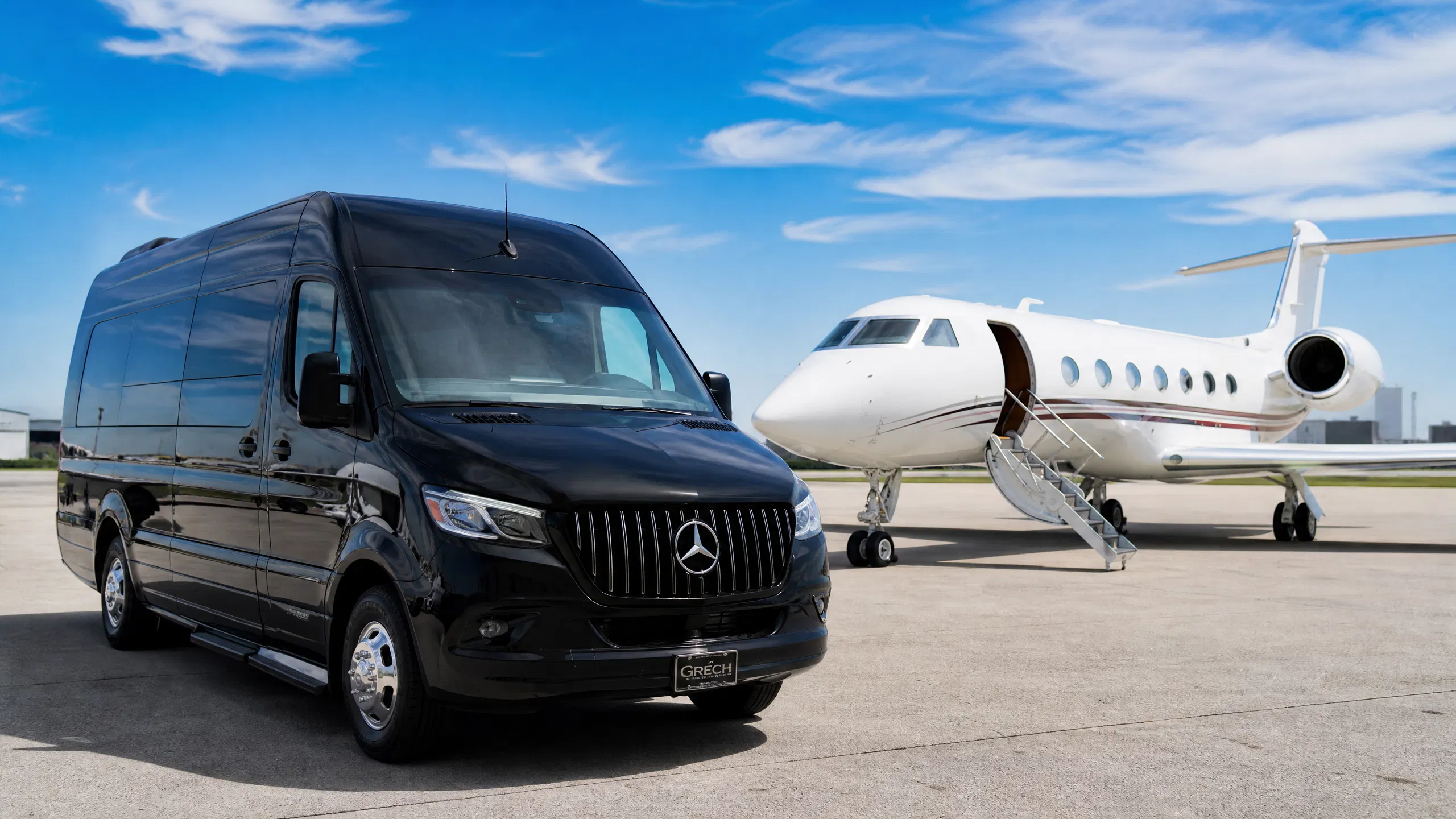 Schwarzer Mercedes Executive Sprinter auf dem Rollfeld neben Privatjet – Gruppenreise Frankfurt GAT