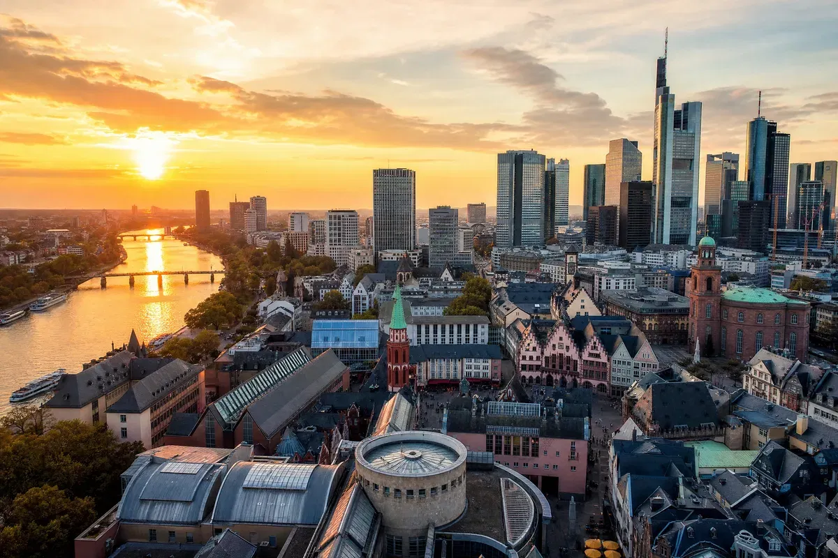 Hochzeitslocations Frankfurt – Römerberg und Skyline bei Sonnenuntergang aus der Luft