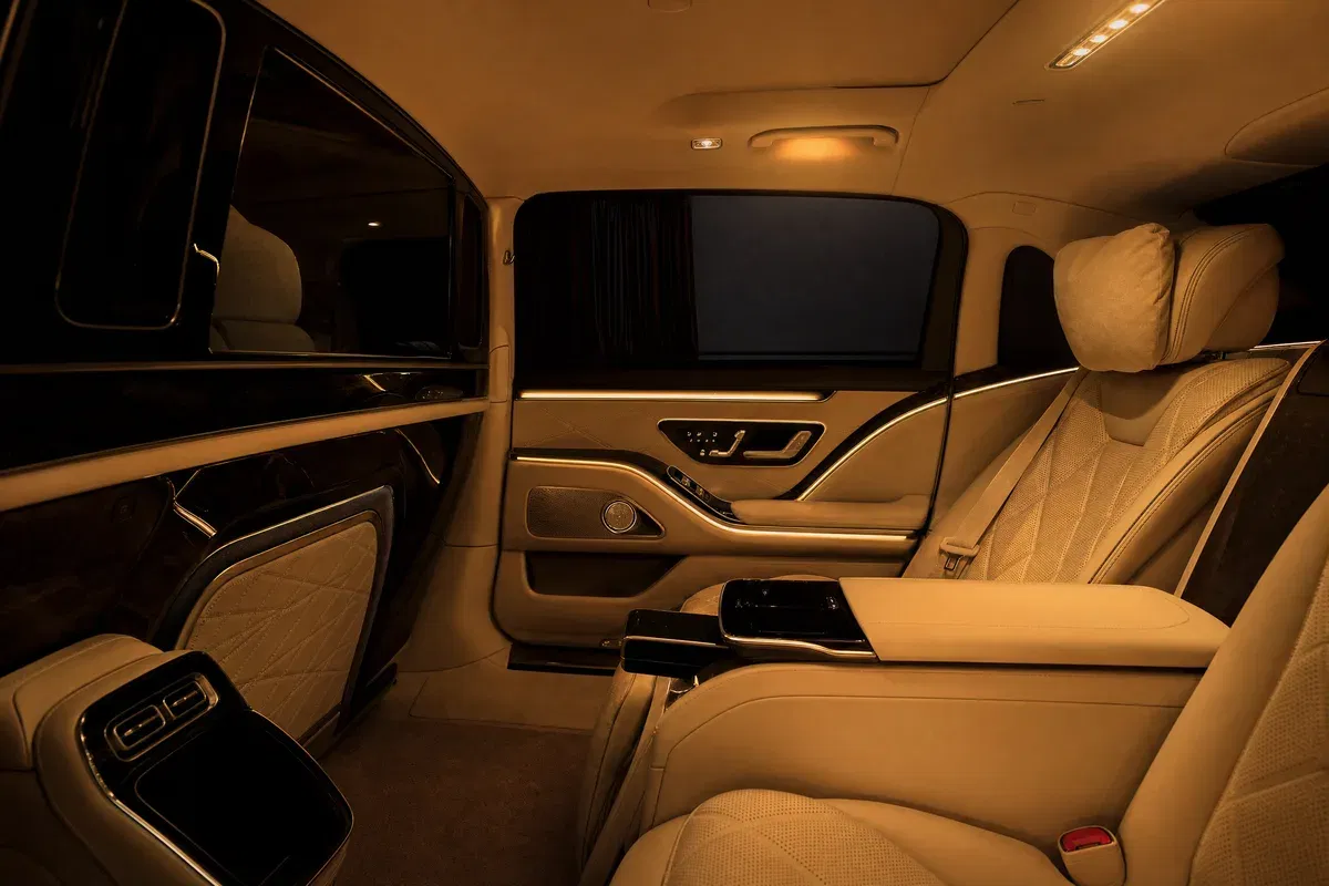 Diskreter Privatchauffeur Frankfurt VIP – Luxuslimousinen-Innenraum mit getönten Scheiben