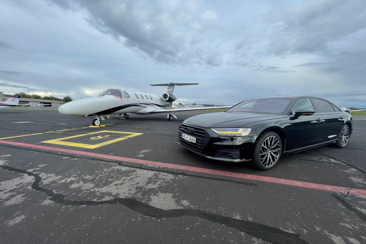 Privatjet Transfer Frankfurt GAT – LM Limousines Chauffeur mit Rollfeld-Genehmigung am Flughafen FRA