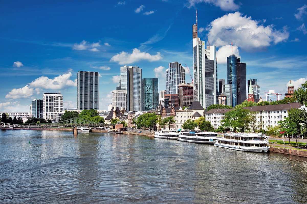 Sightseeing Frankfurt Mainhattan – LM Limousines Privatchauffeur Stadtrundfahrt Main Frankfurt stundenweise