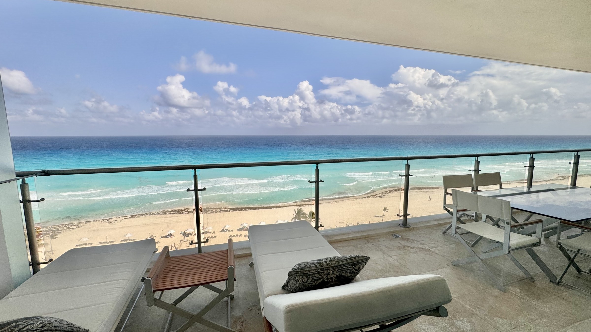 Emerald B8 | 4 Bedroom Beachfront Apartment on the 8th Floor in Cancún Hotel Zone