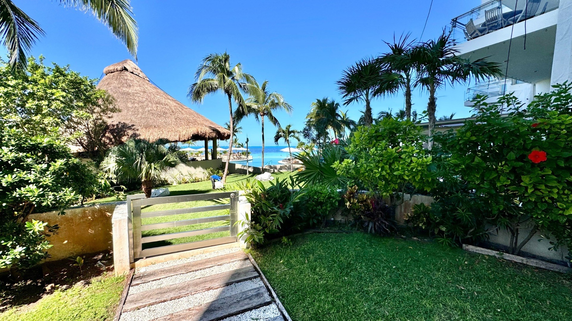 Las Olas GH2 | 4 Bedroom Beachfront Garden Apartment with Double Height Living in Cancún Hotel Zone