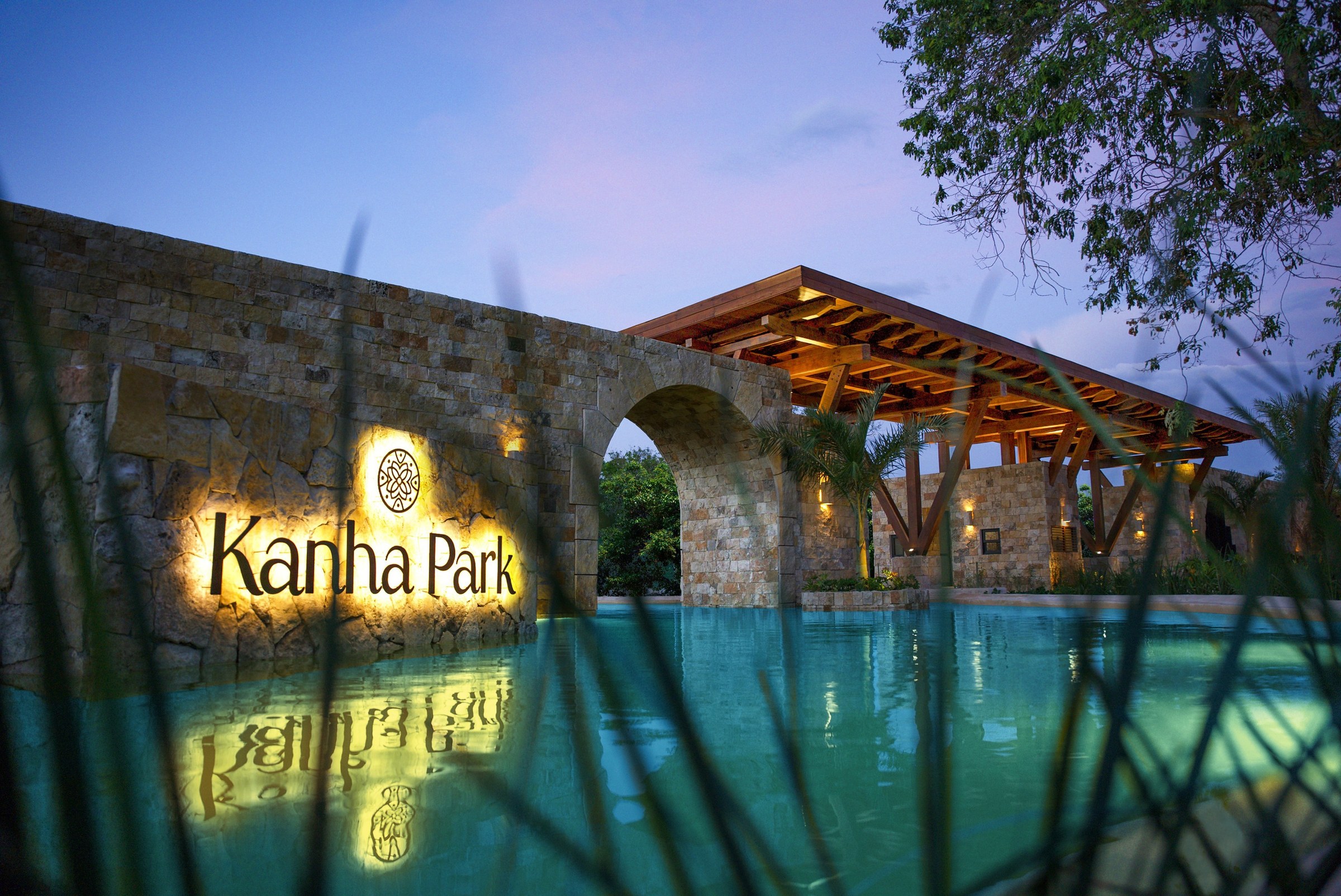 Kanha Park, Yucatán Country Club, Mérida, the entrance at dusk
