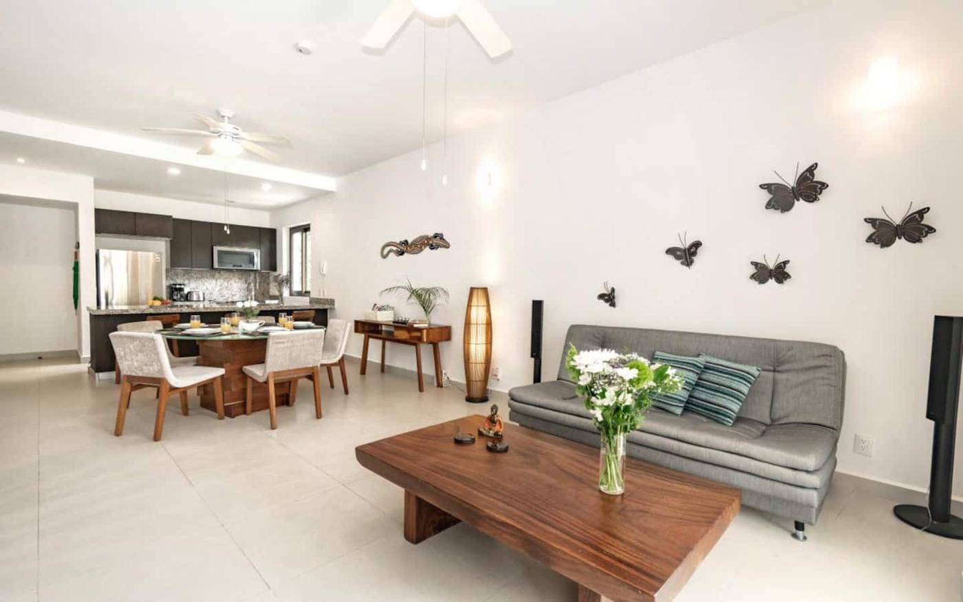 Bright Two-Bedroom Corner Condo with a Jungle-Facing Terrace