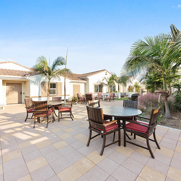 Regency-Palms-Senior-Living-Colton-Dinning