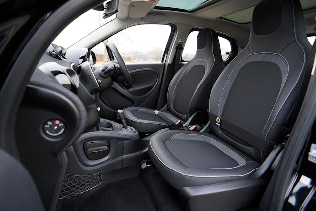 Sièges intérieurs d'une voiture tout juste nettoyée