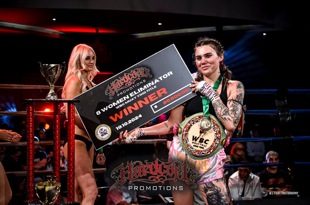 muay thai athlete fighting on the ring