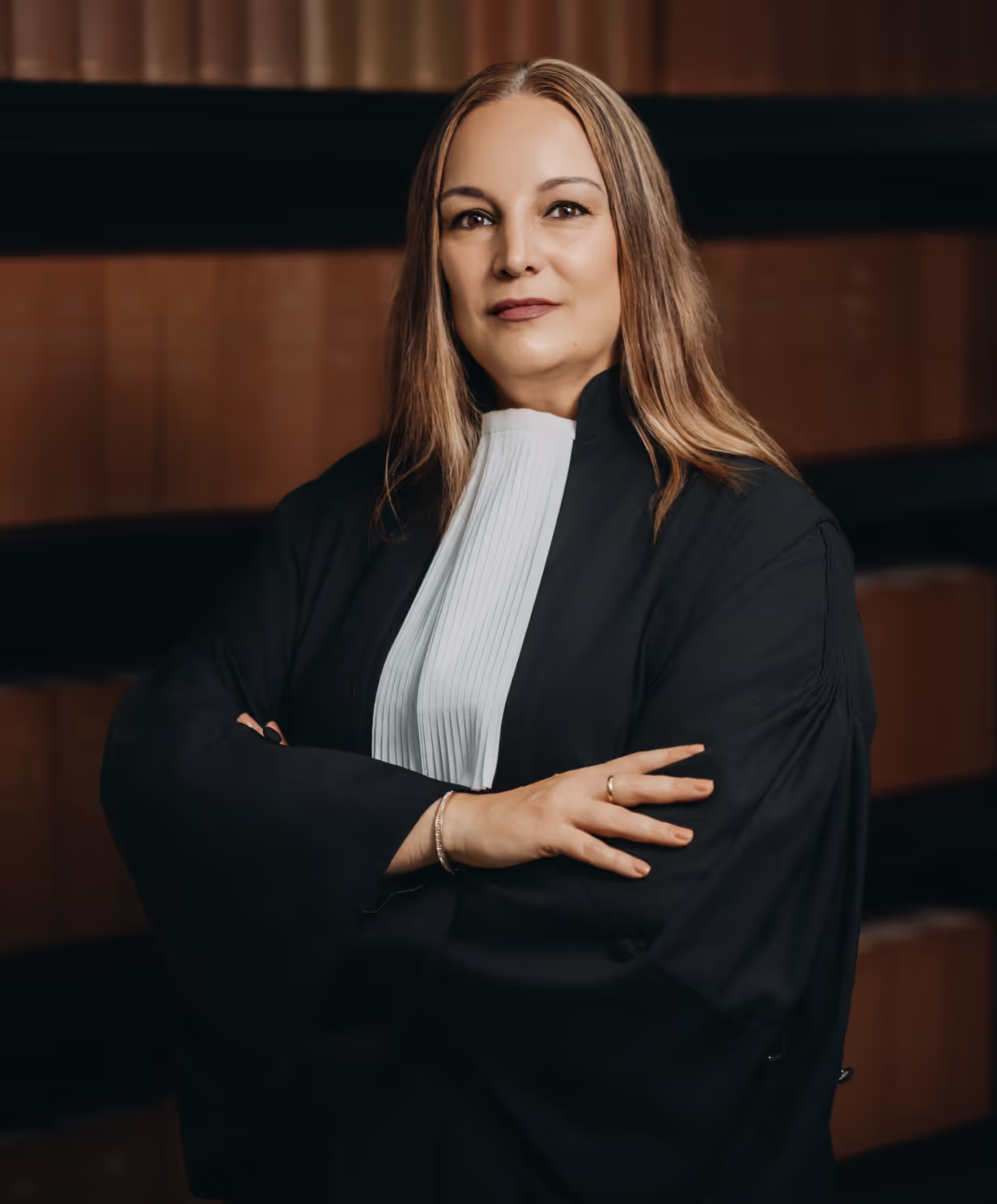 Portrait of Eline Lotter Homan, standing with arms crossed, wearing professional attire, conveying confidence, expertise, and leadership.