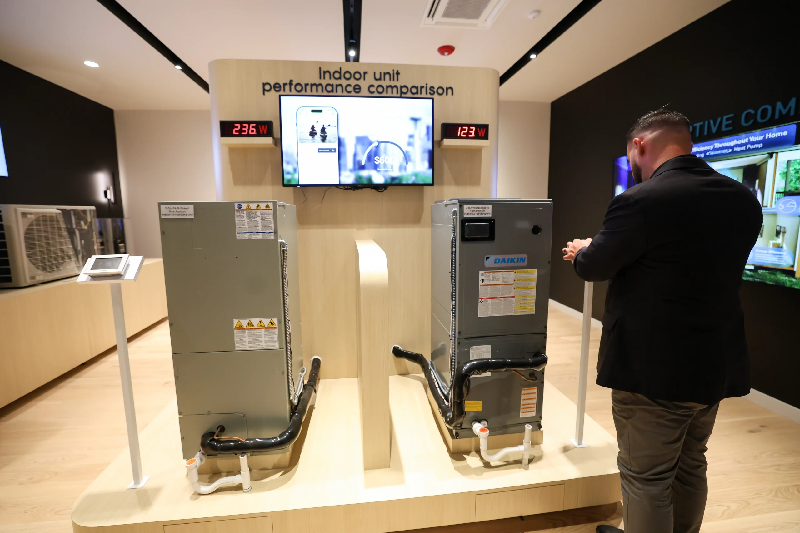 Daikin indoor unit performance comparison display with power measurements