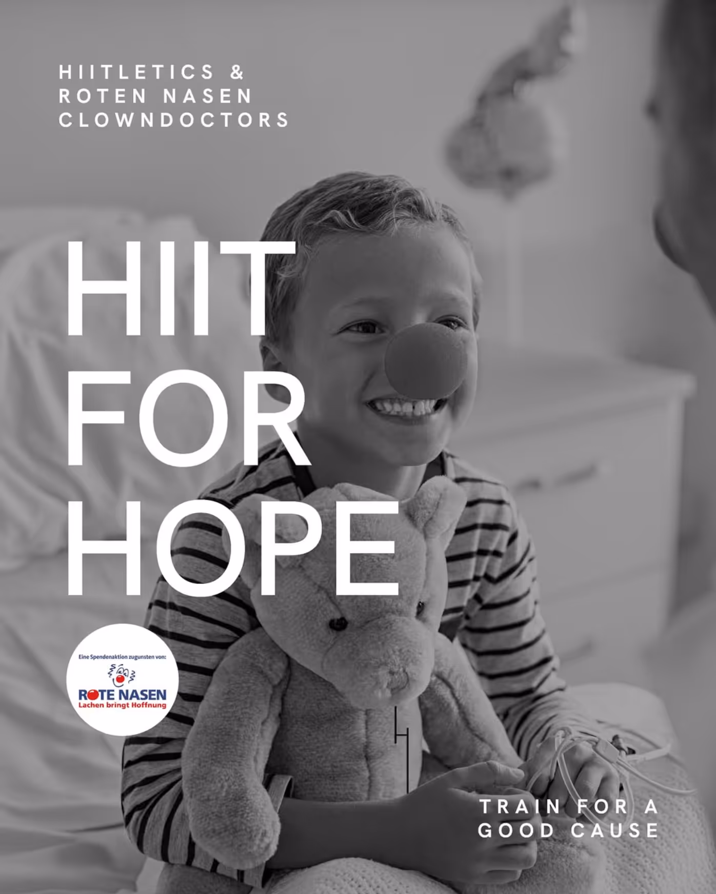 Bild eines Kindes mit einer Clownsnase und einem Teddy.