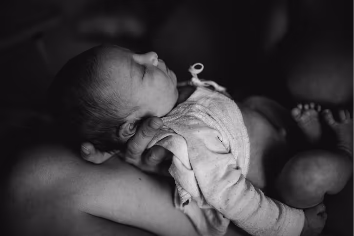 Baby auf dem schoß der Mutter