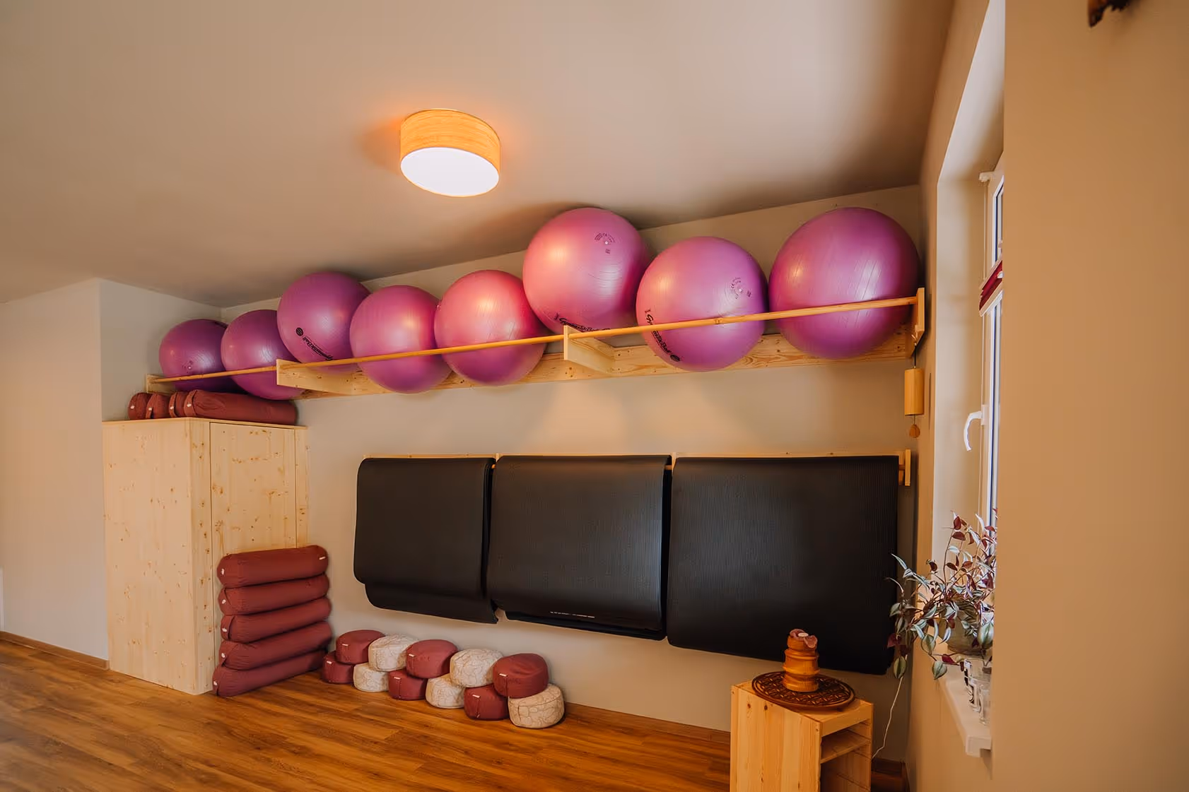 Kursraum mit lila Gymnastiknbällen