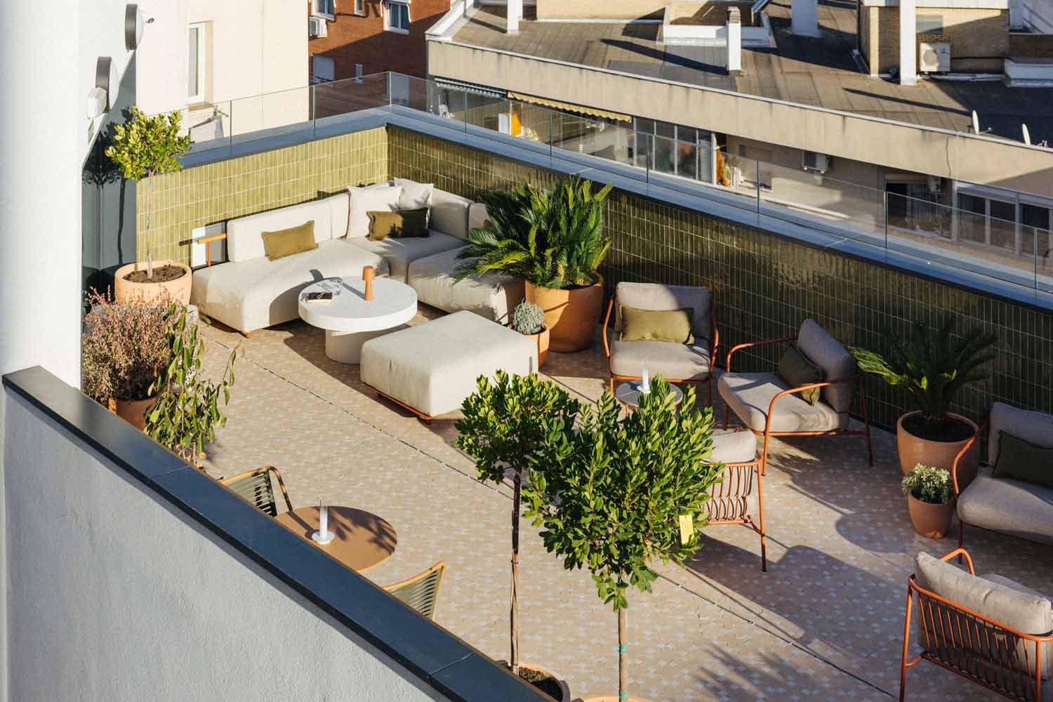 La azotea de Atípico Madrid con plantas y zona de descanso