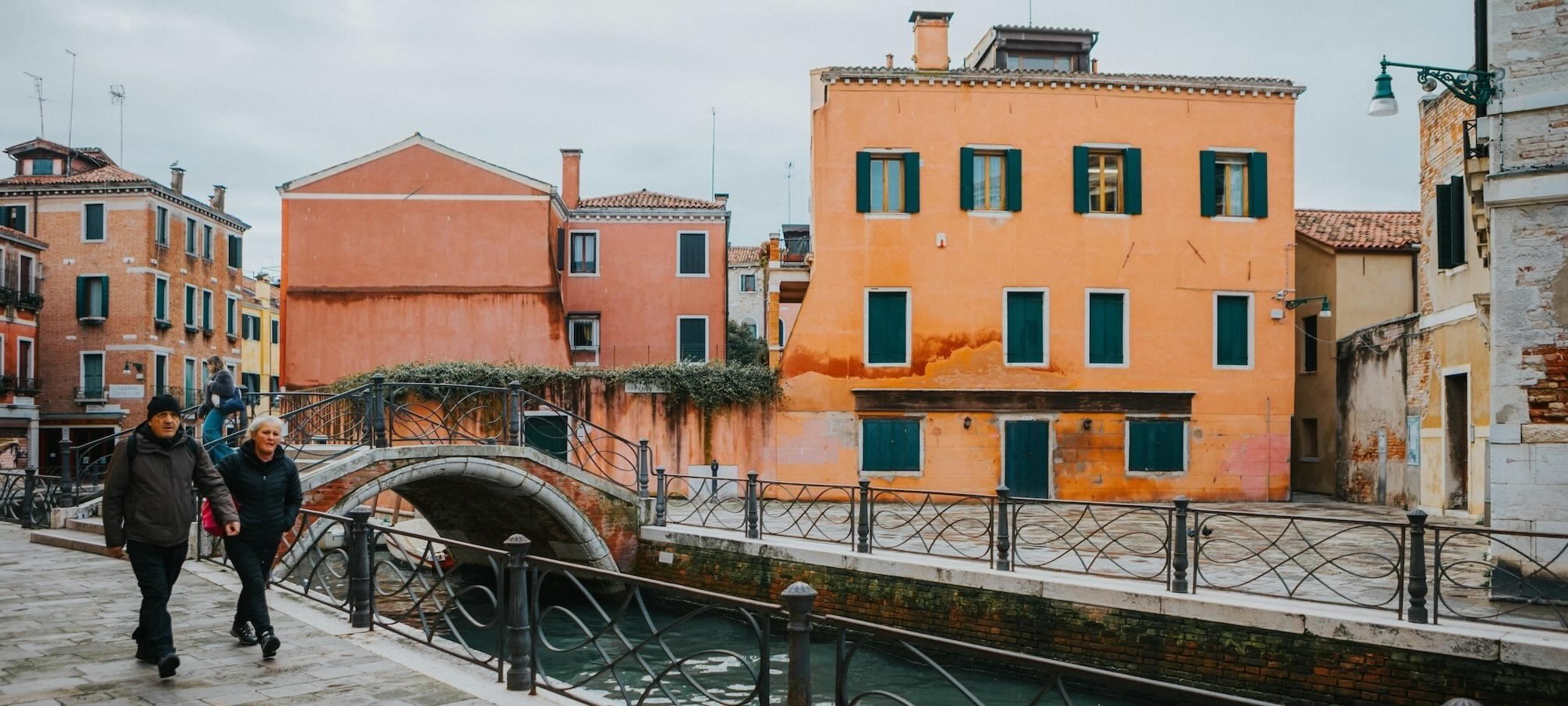 Due persone che camminano per Venezia