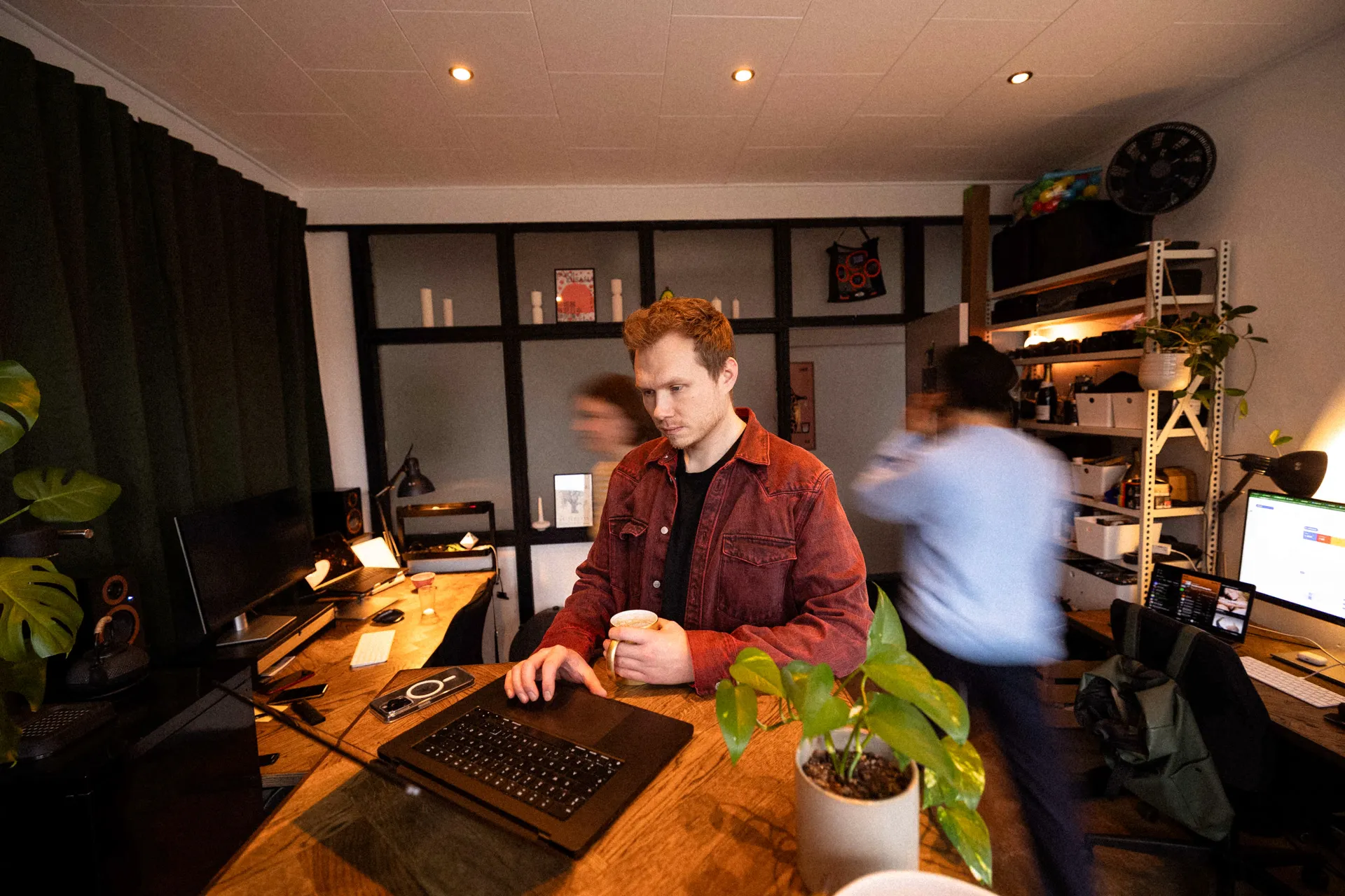 Et billede af Siggi fra Hej Marketing, der sidder ved sit skrivebord med sin computer.