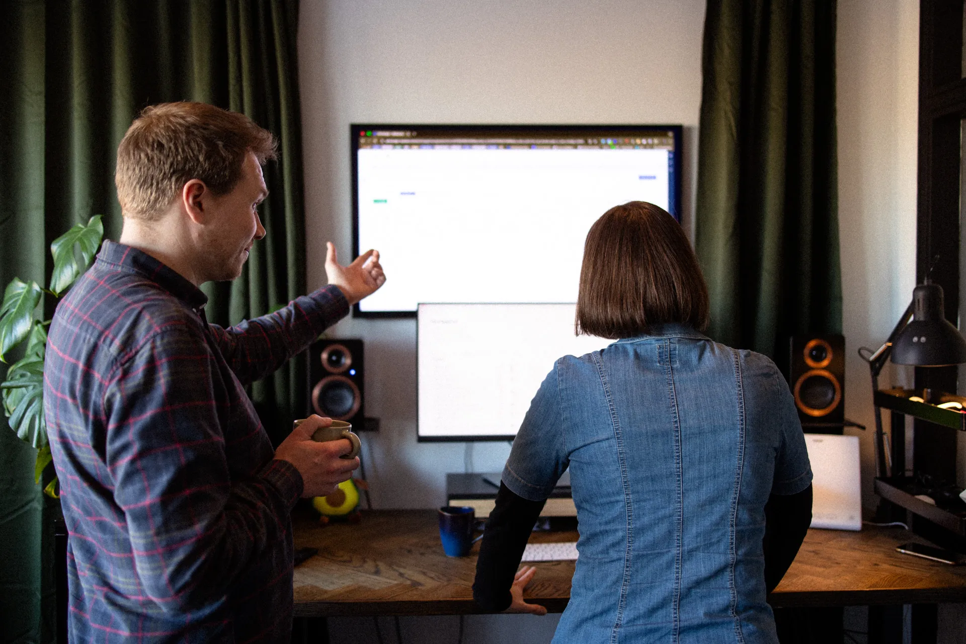 Siggi og Ulrikke fra Hej Marketing, der diskuterer foran en computerskærm.