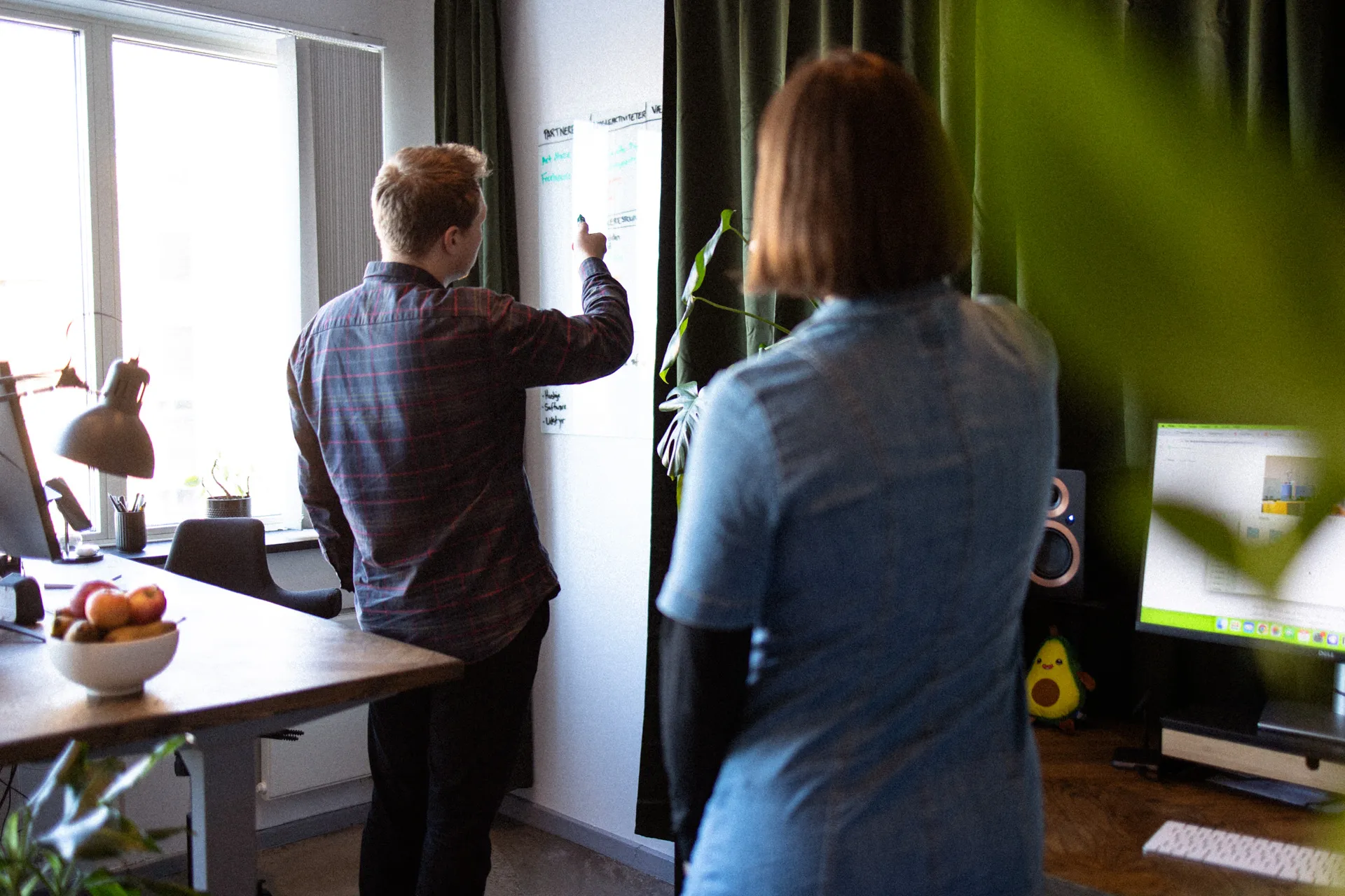Et billede af Siggi og Ulrikke fra Hej Marketing, der står foran og peger på en kursustavle.