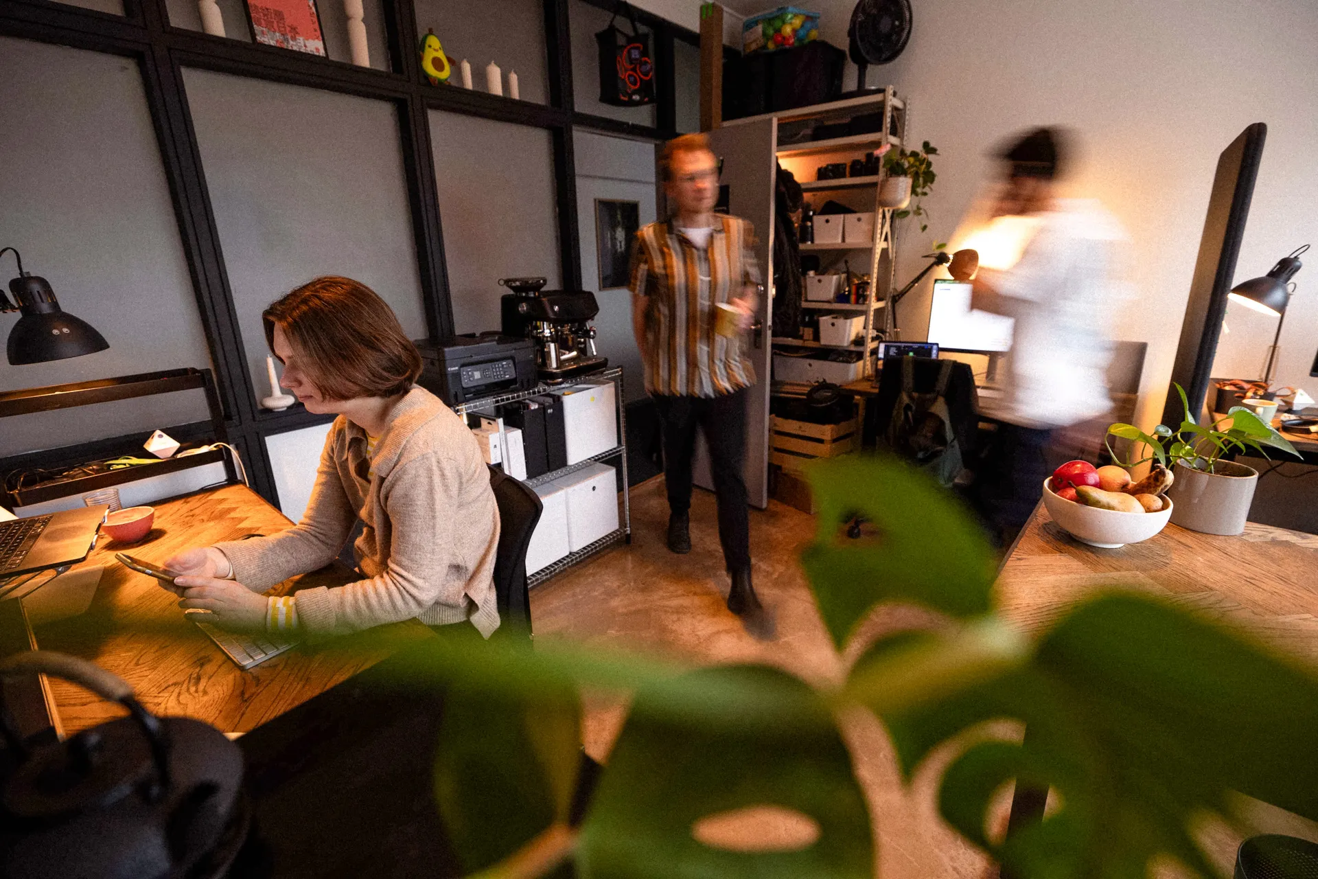 Foto med lang eksponering af Hej Marketings kontor, hvor folk render ind og ud af døren.