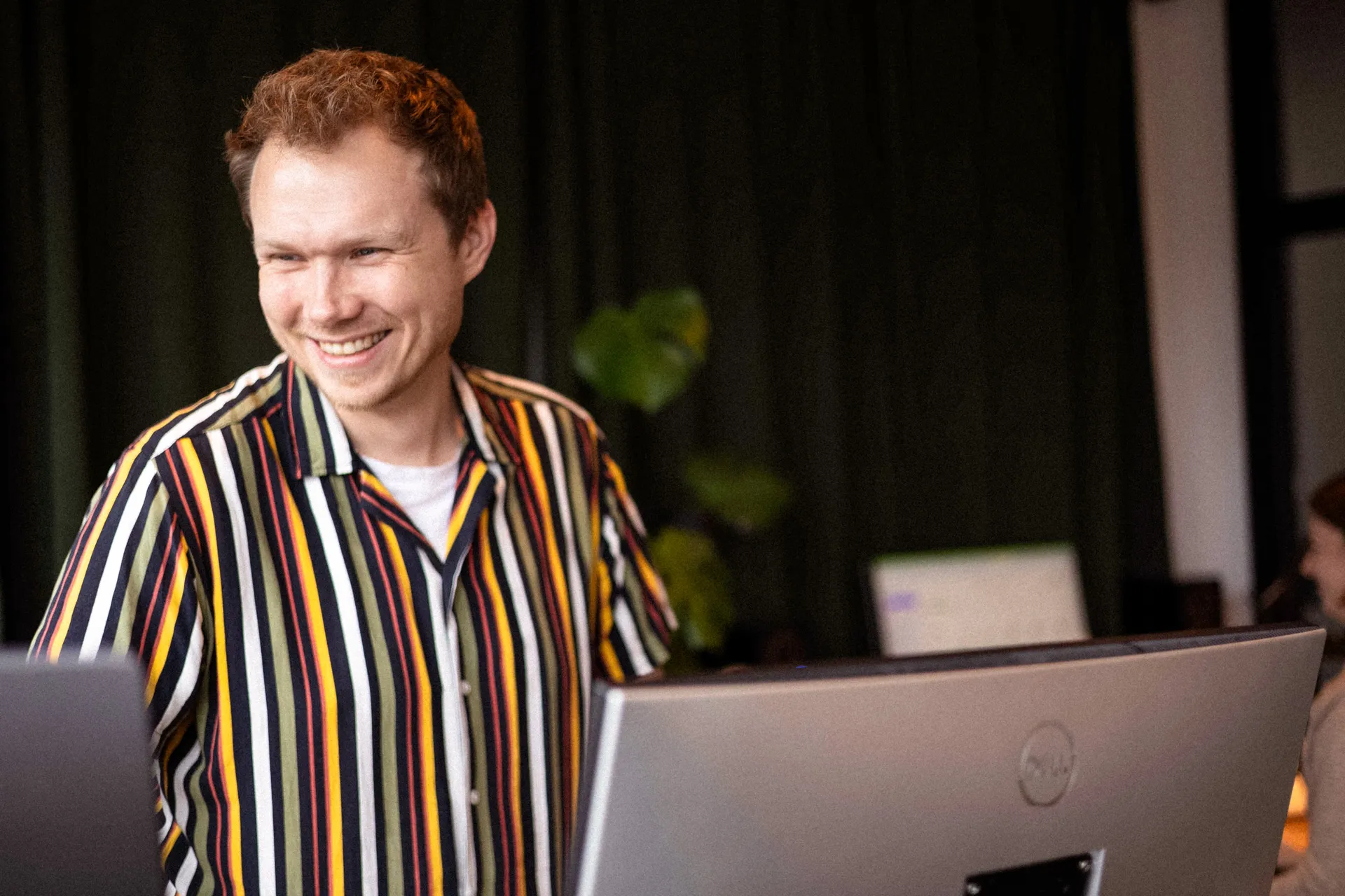Siggi smiler og griner foran computer