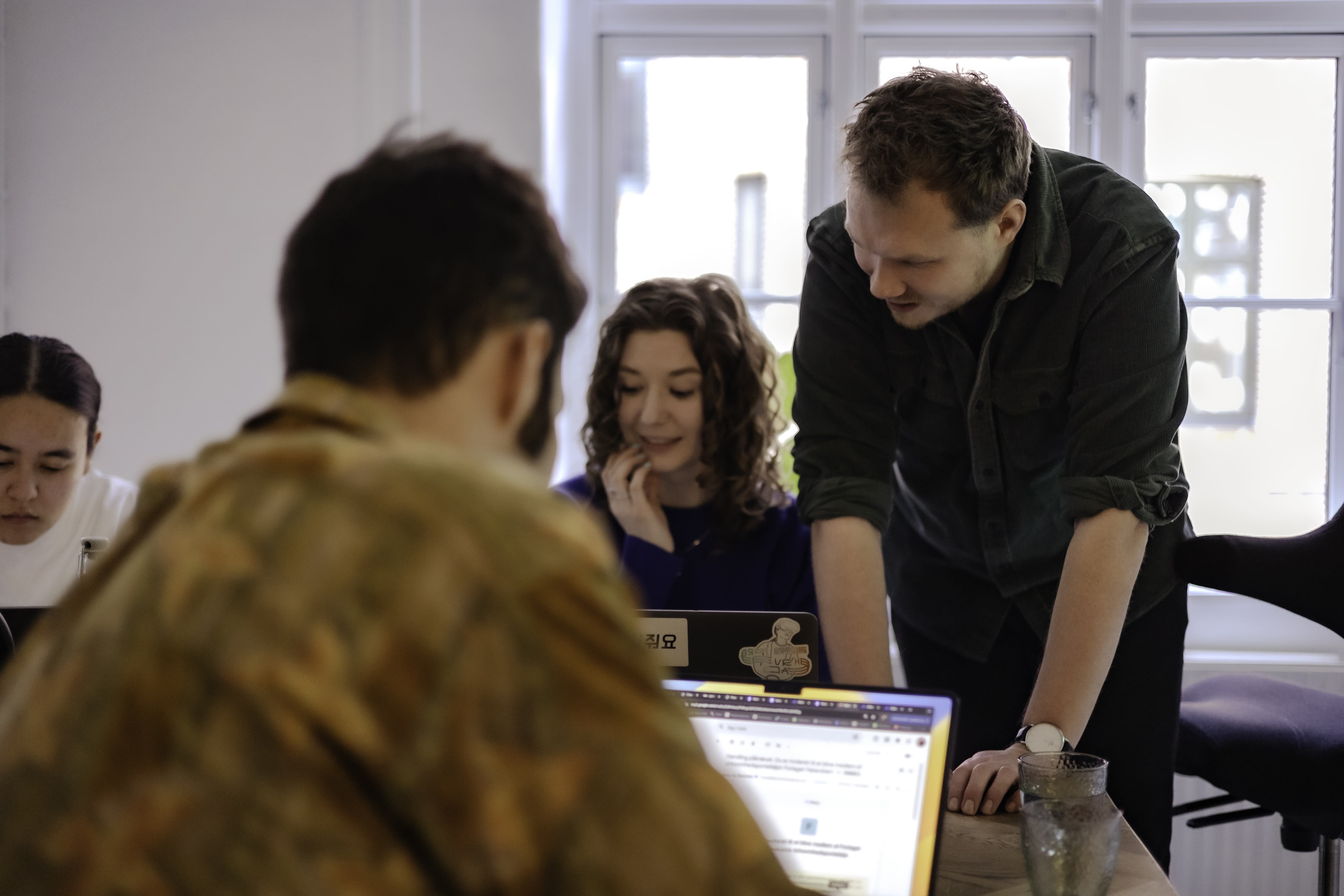 Underviser hjælper kursister