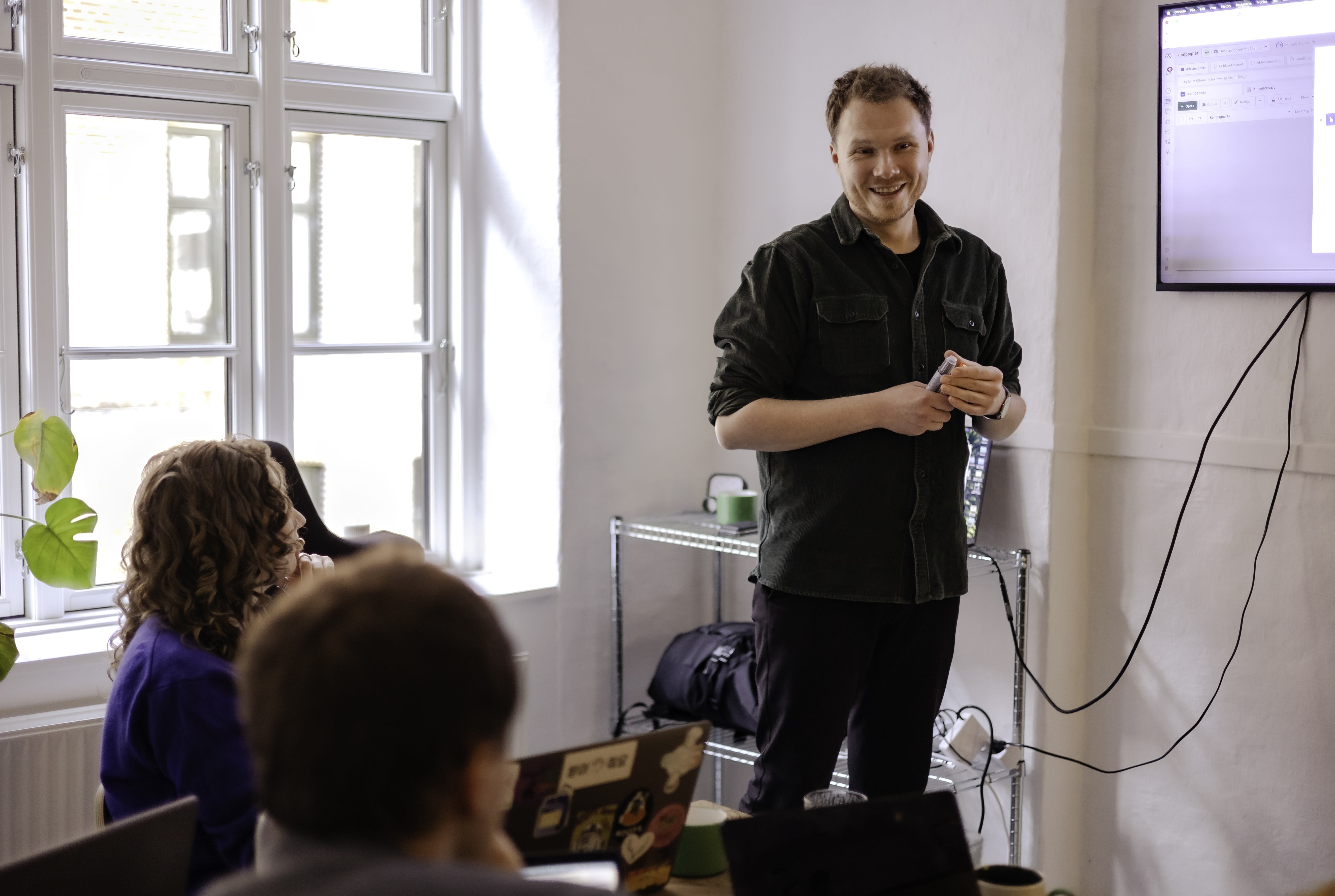 Underviser snakker med kursister og griner