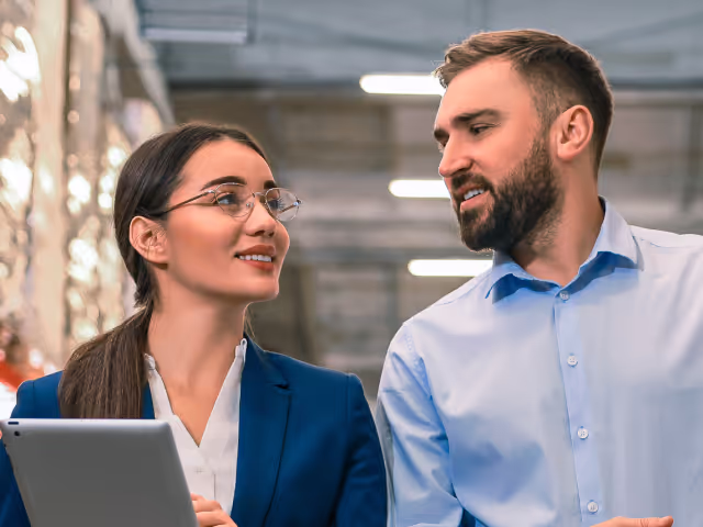 Homem e mulher donos de indústria.