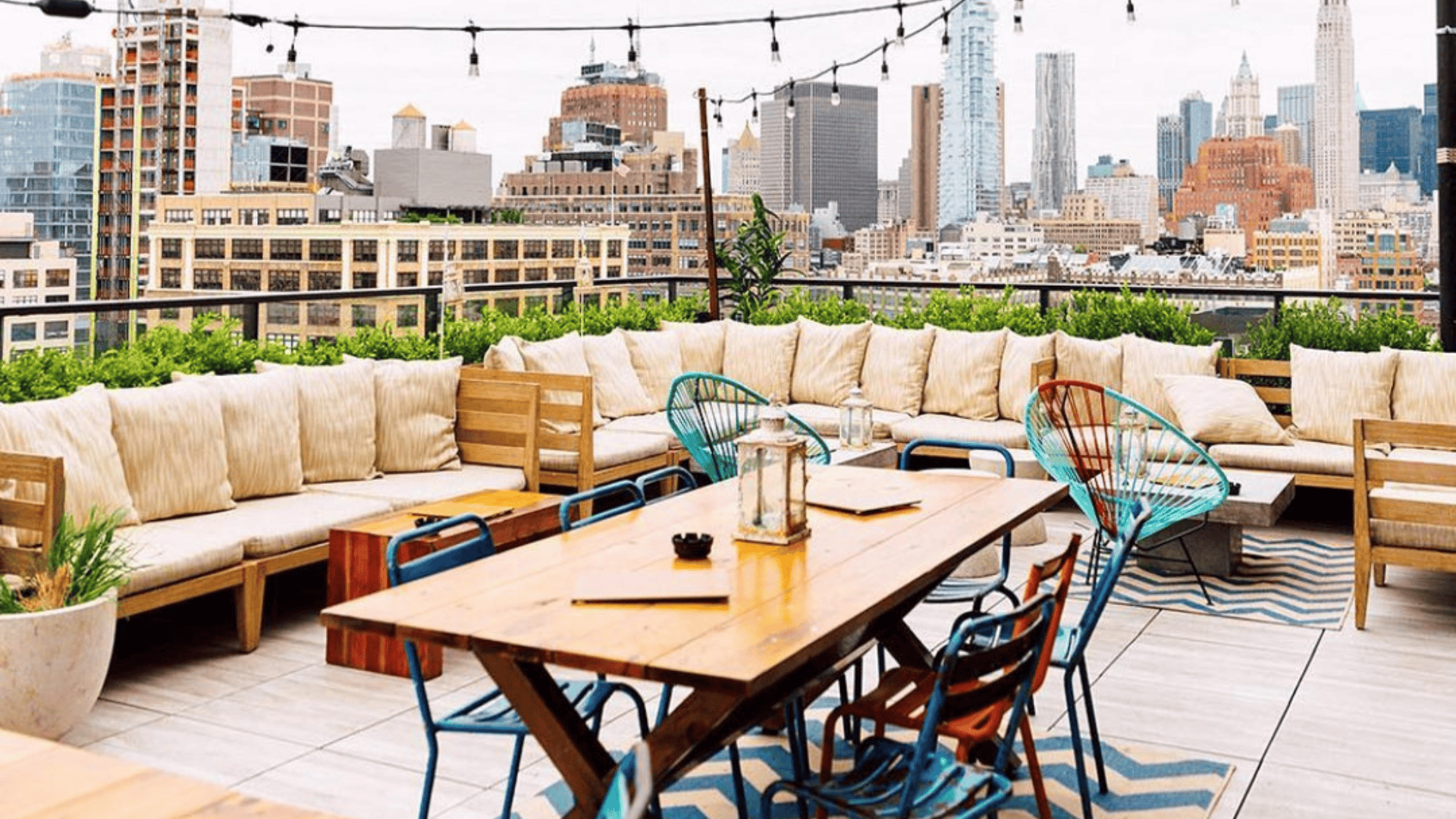 Felix Roasting Co. in the lobby of Hotel Hugo in SoHo, an elegant starting point before discovering New York's rooftop bars at sunset.