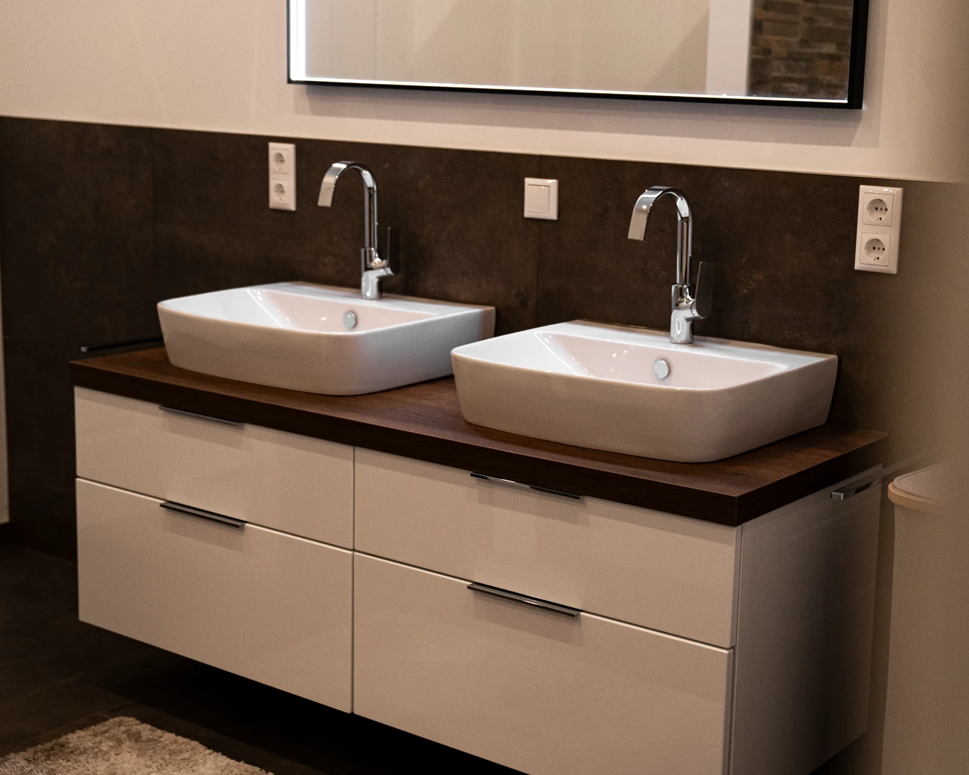 Ein modernes Badezimmer mit zwei hübschen Waschbecken