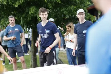 Eine Gruppe von b.telligent Mitarbeiter macht Sport