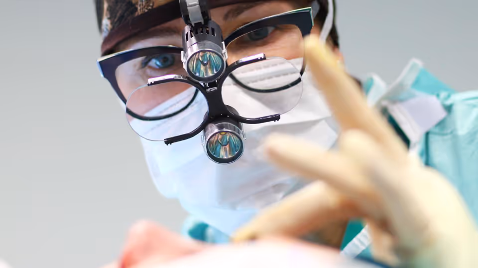 Dr. Berkei führt im Operationssaal eine Nasenkorrektur durch