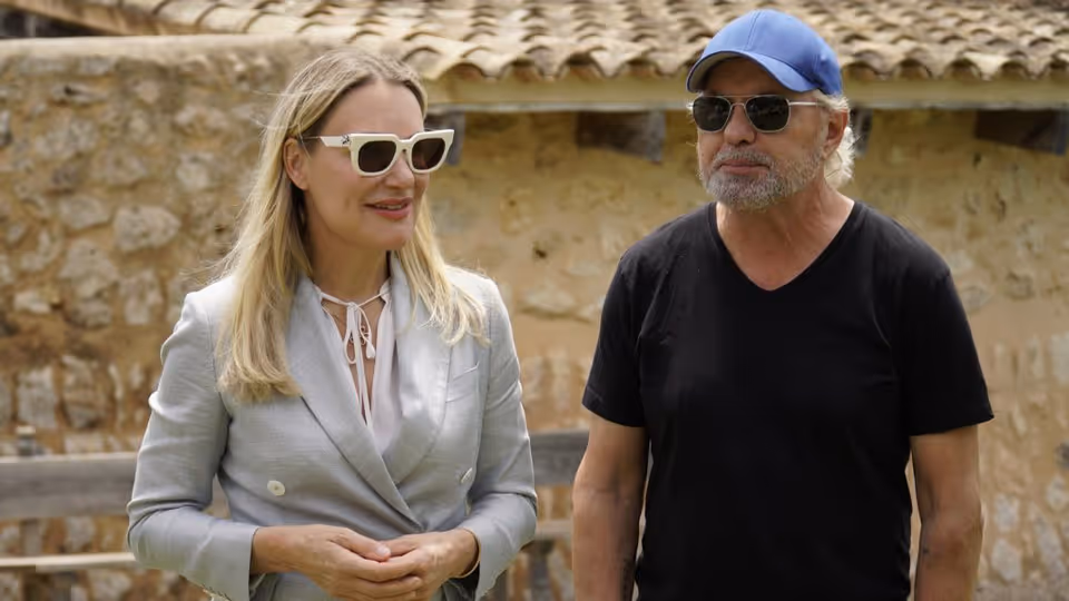 Dr. Julia Berkei und Schauspieler Uwe Ochsenknecht beim Treffen nach seiner funktionellen Oberlidstraffung.