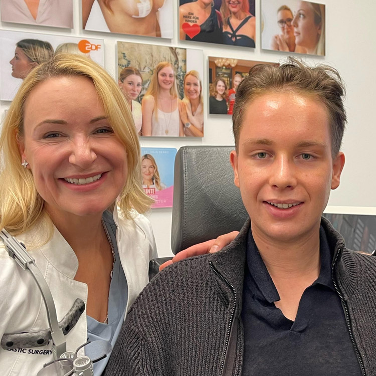 Patient Johannes nach Browlift zusammen mit Dr. med. Julia Berkei in der Praxis.