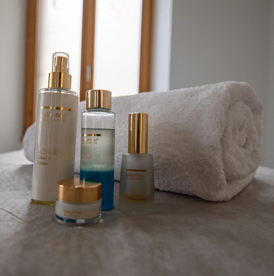 Prodotti cosmetici professionali UpLifting su lettino centro estetico Lugano