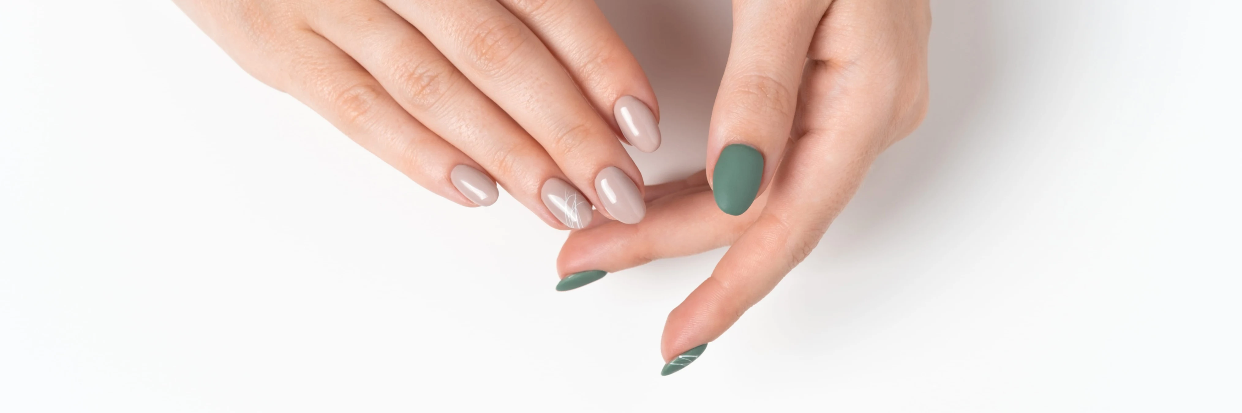 Primo piano di mani femminili con smalto semipermanente lucido e curato, luce naturale, sfondo neutro elegante