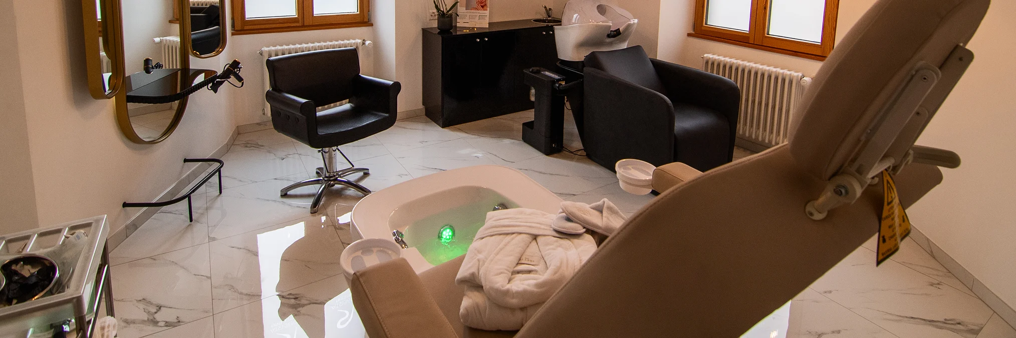 Manicure professionale con vaschetta in centro estetico Lugano
