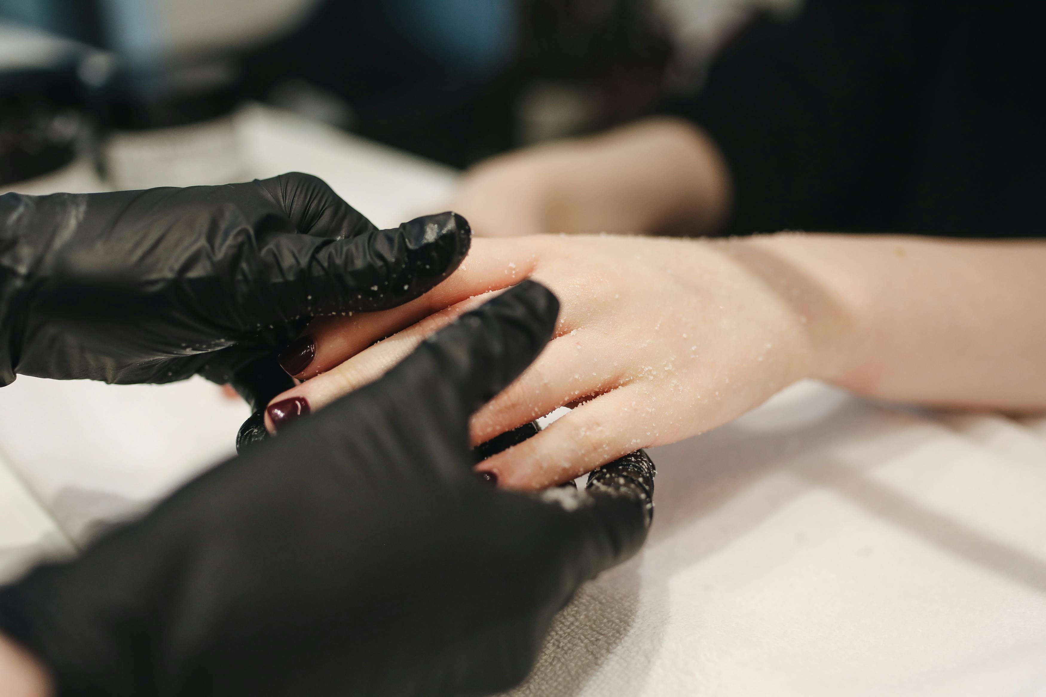 Cliente durante manicure in poltrona centro estetico Lugano