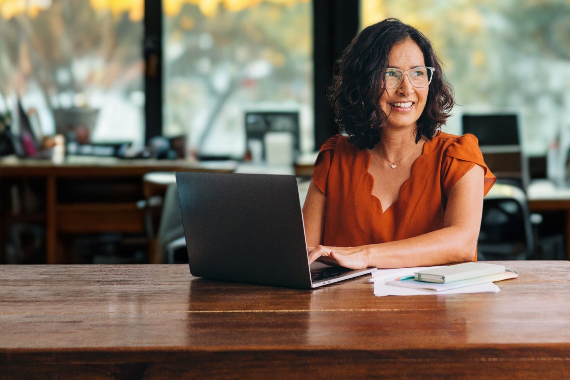 Una MacBook encendida, muestra una notificación de error