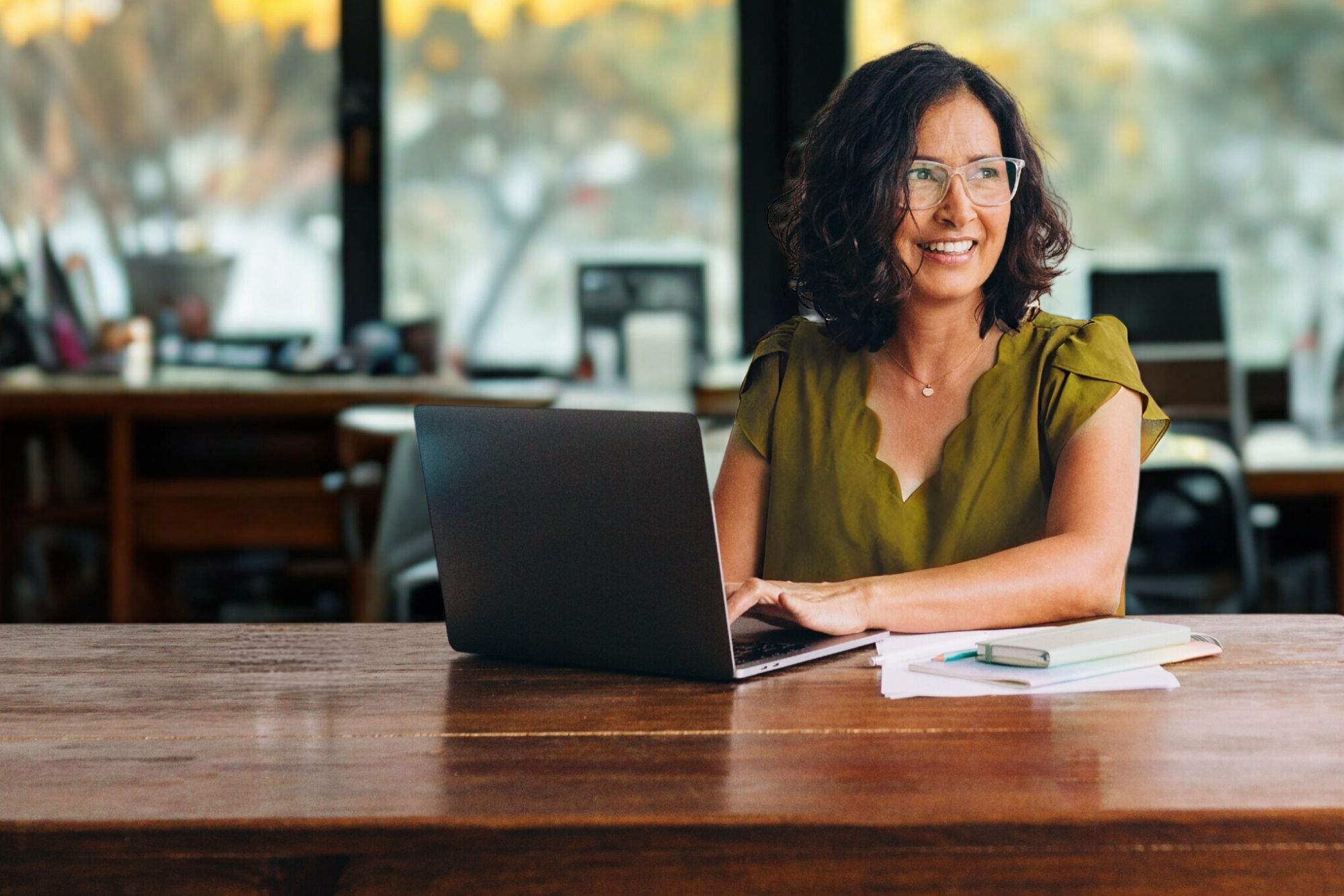 Una MacBook encendida, muestra una notificación de error