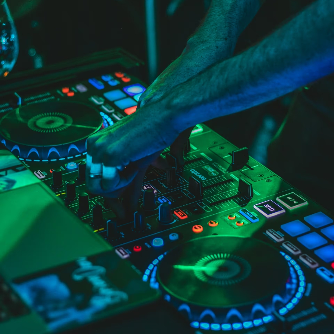 Una tornamesa reproduciendo música mientras las manos de un DJ comienzan a manipular los controles