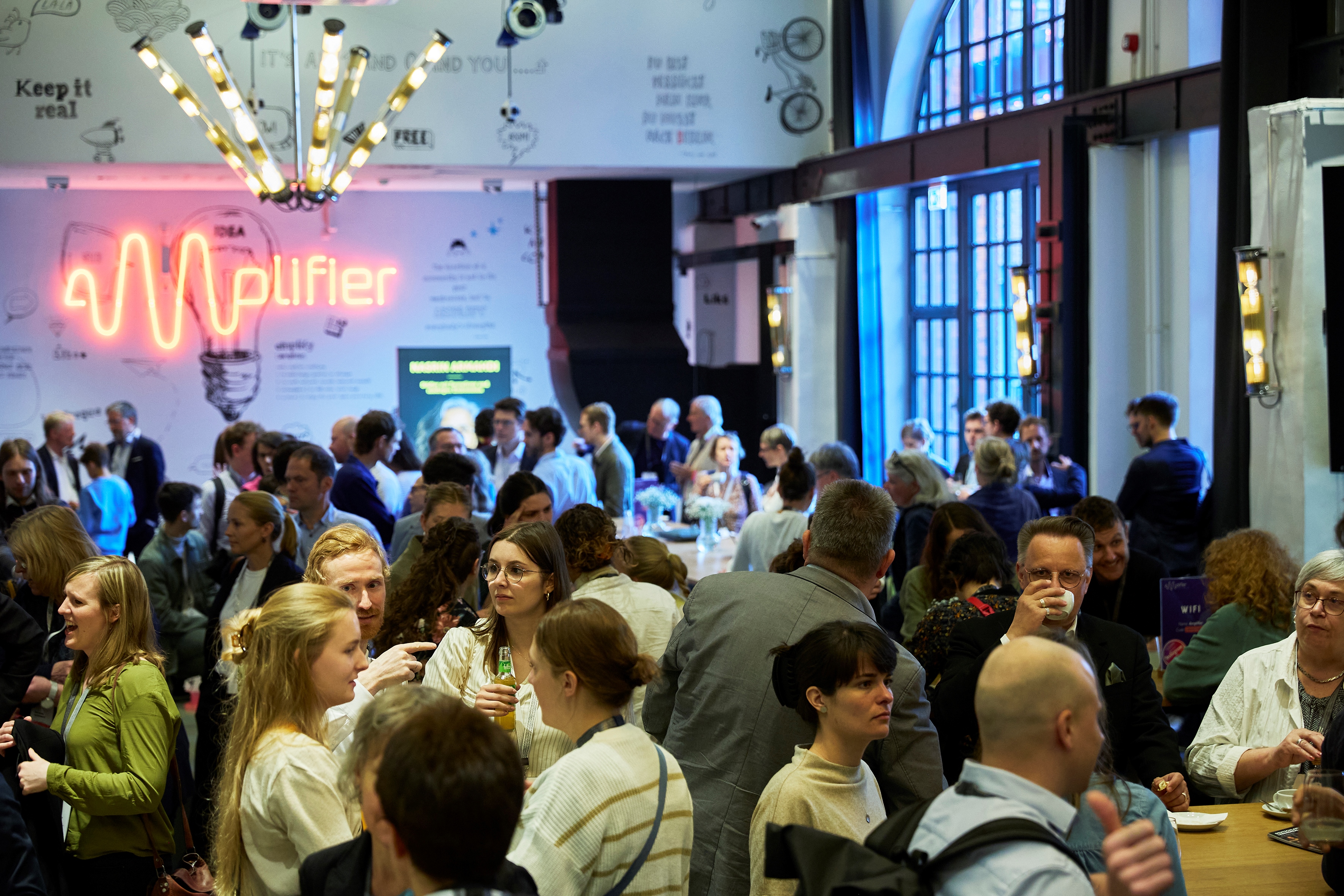 Networking-Szene mit zahlreichen Teilnehmenden auf der Amplifier-Veranstaltung in Berlin. Veranstaltungskonzeption und politische Kommunikation – ASK