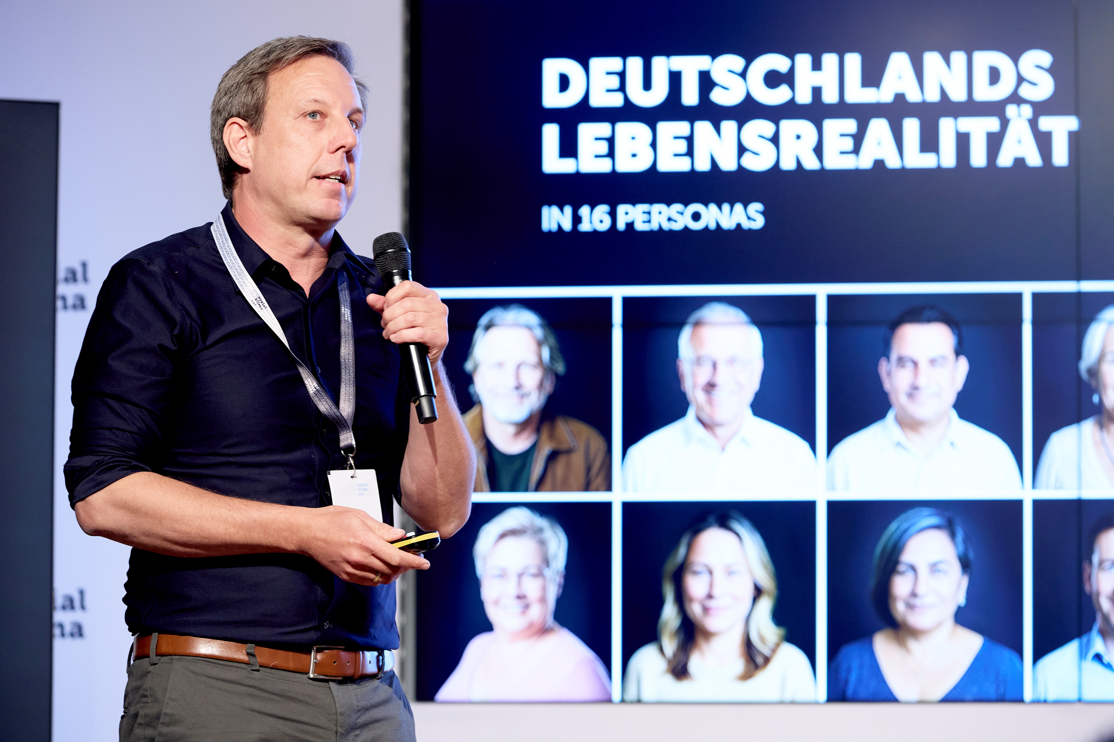 Fachvortrag zu Deutschlands Lebensrealität in 16 Personas auf einer Konferenz. Strategische Kommunikation und Eventplanung – ASK