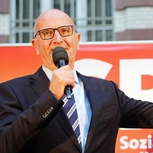 Dietmar Woidke hält eine Rede nach seinem Wahlsieg. strategische Kampagnenarbeit - ASK Berlin