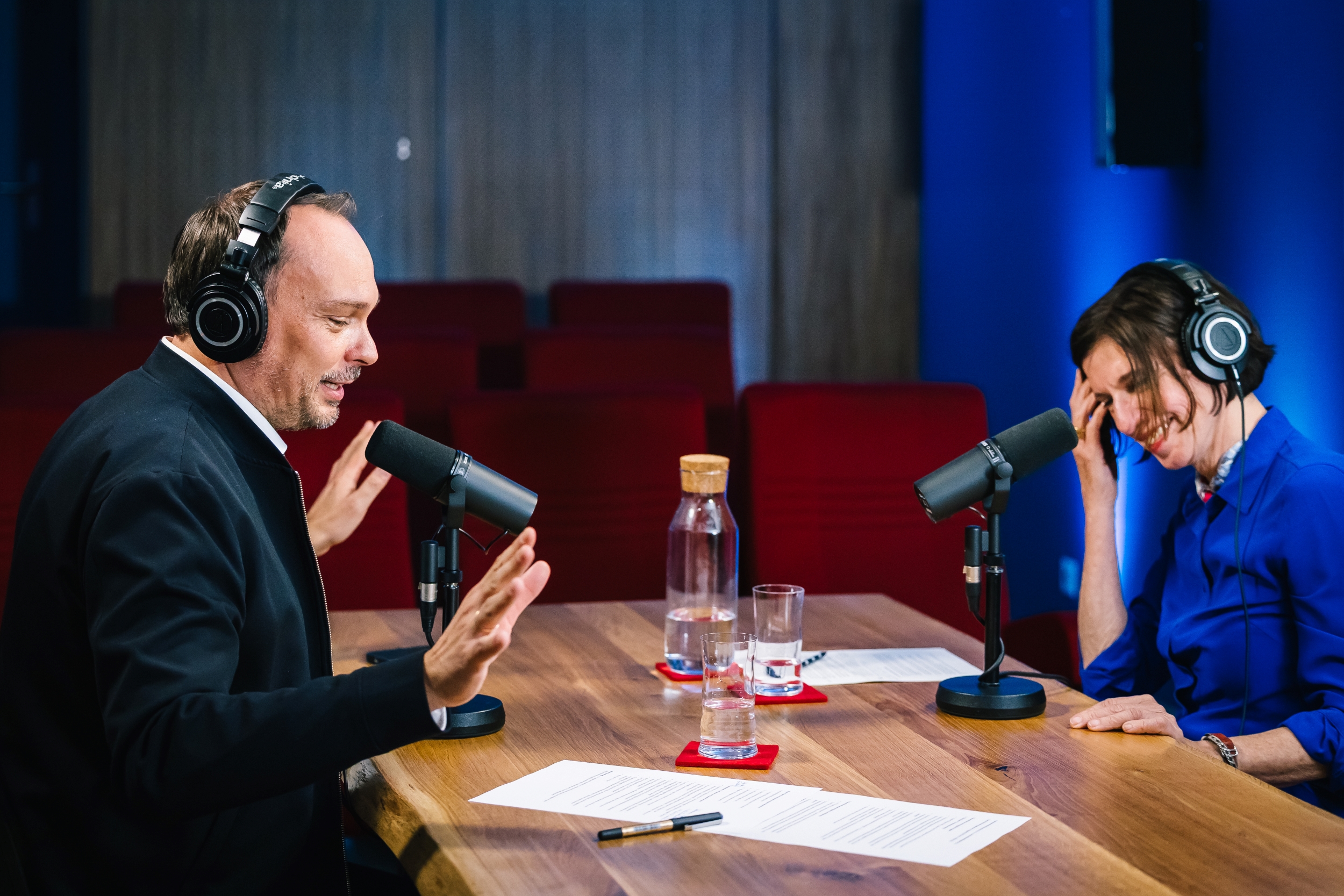 Podcast-Aufnahme bei welcher zwei Personen im Gespräch sind. ASK