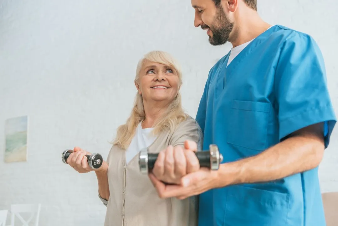 Ein Physiotherapeut macht mit einer Patientin Übungen im Rahmen einer KG-ZNS-Behandlung.