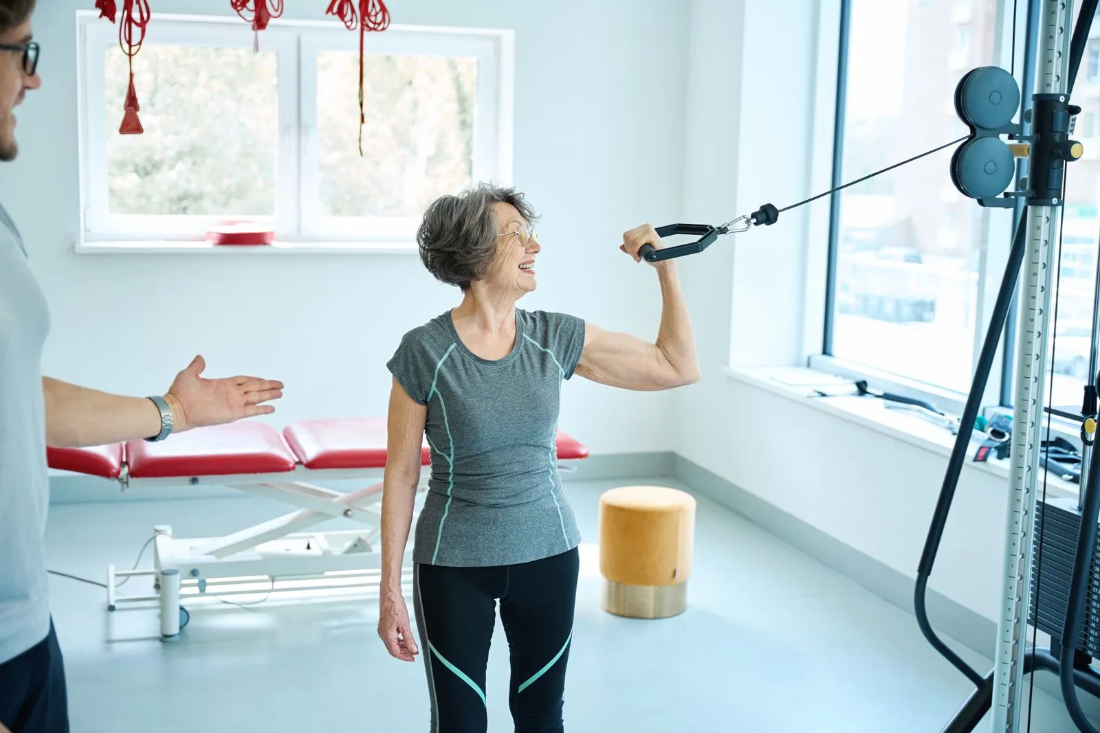 Eine Patientin macht Physiotherapeutische Übungen in einer KG-ZNS-Behandlung.