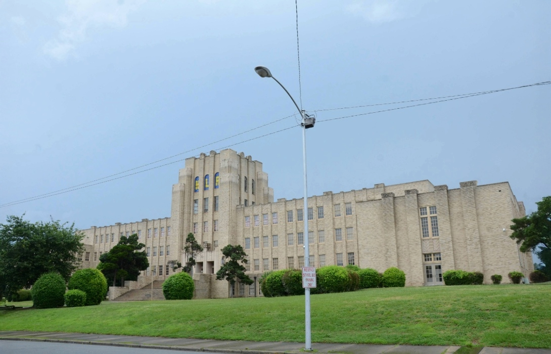 A photo of the front of North Little Rock High School.