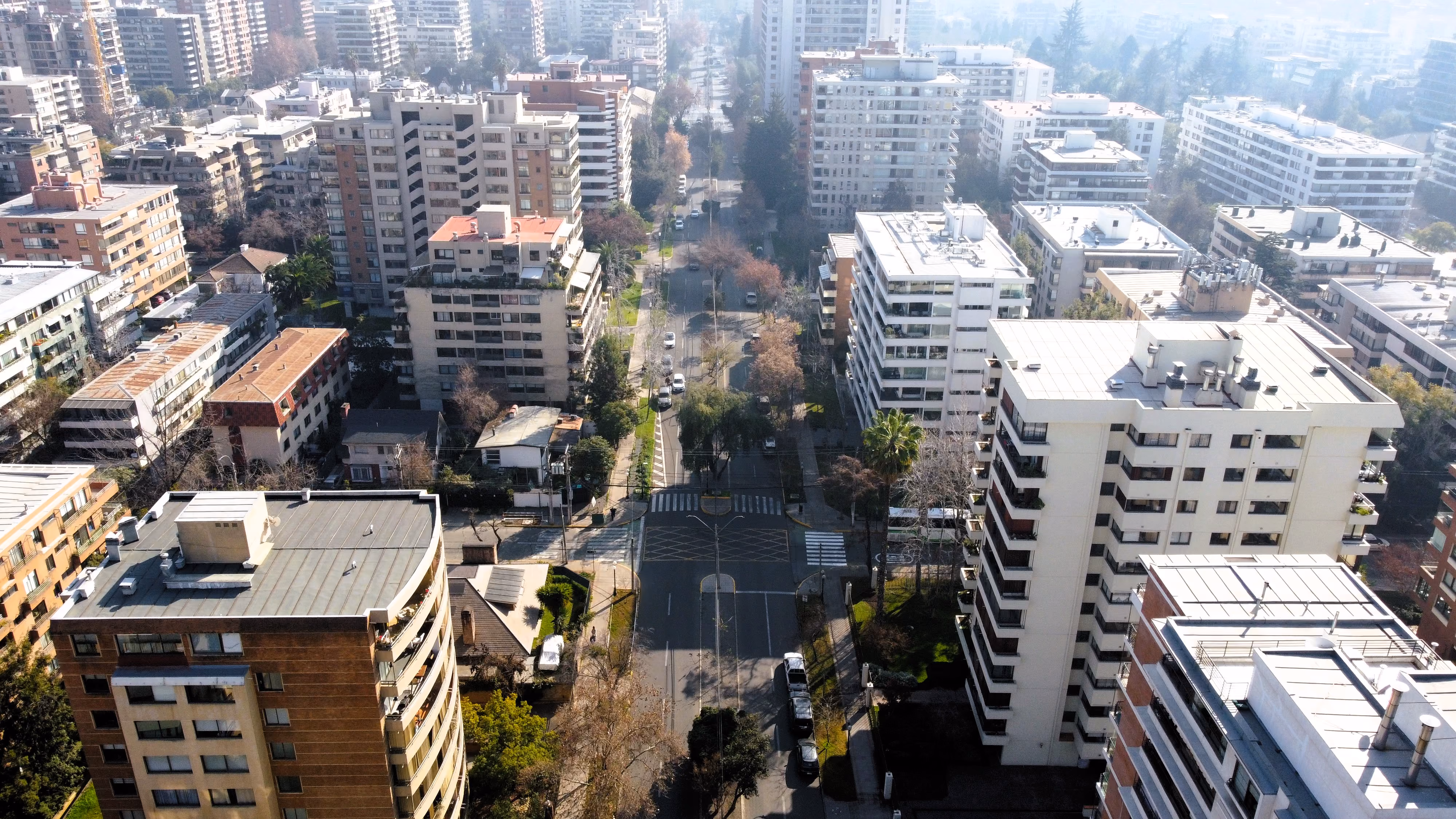 Fotografía Aérea que muestra la Av el Bosque en el barrio Las Lilas en Providencia