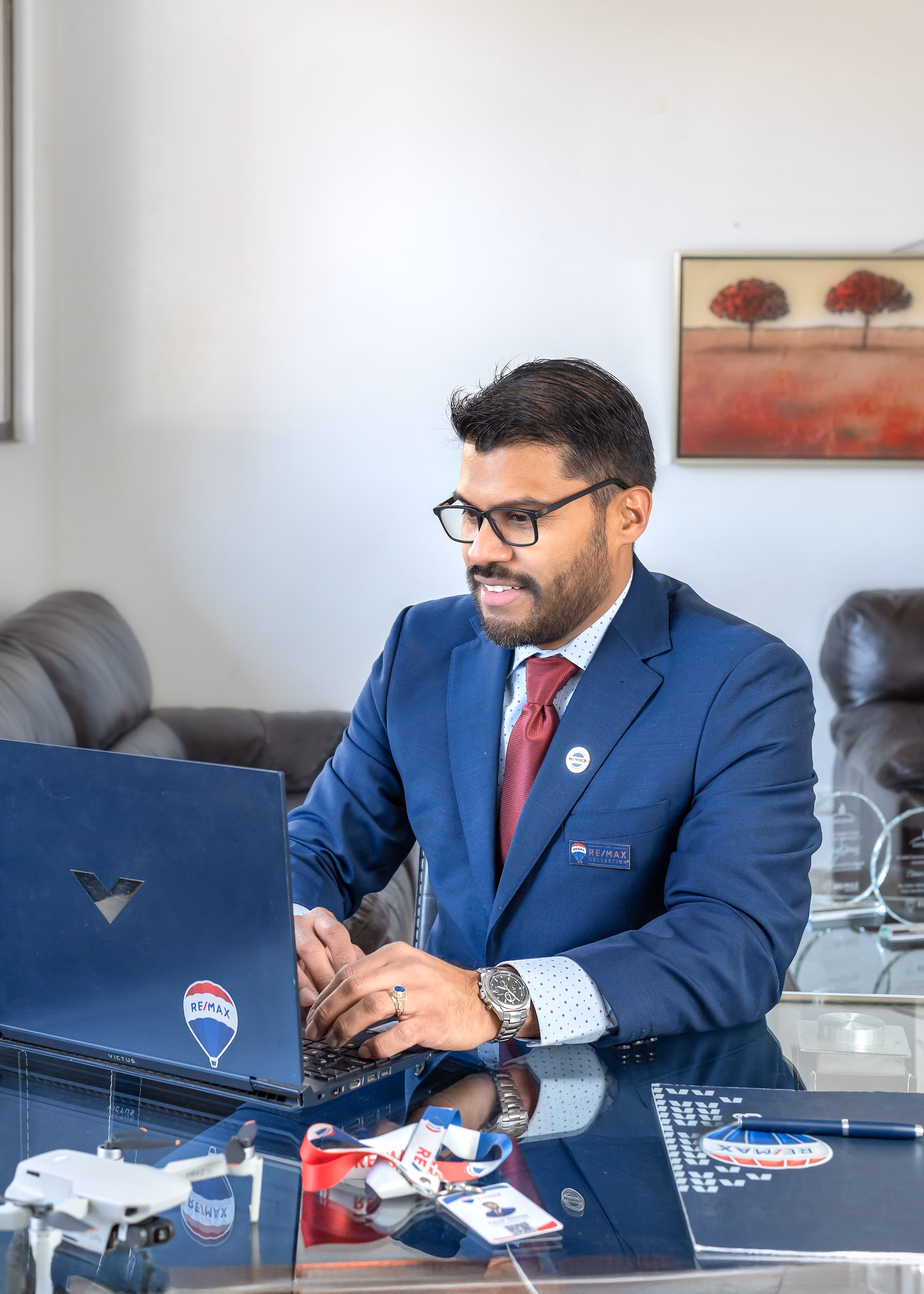 César Gómez revisando documentación, análisis de mercado y planificación de una venta inmobiliaria.