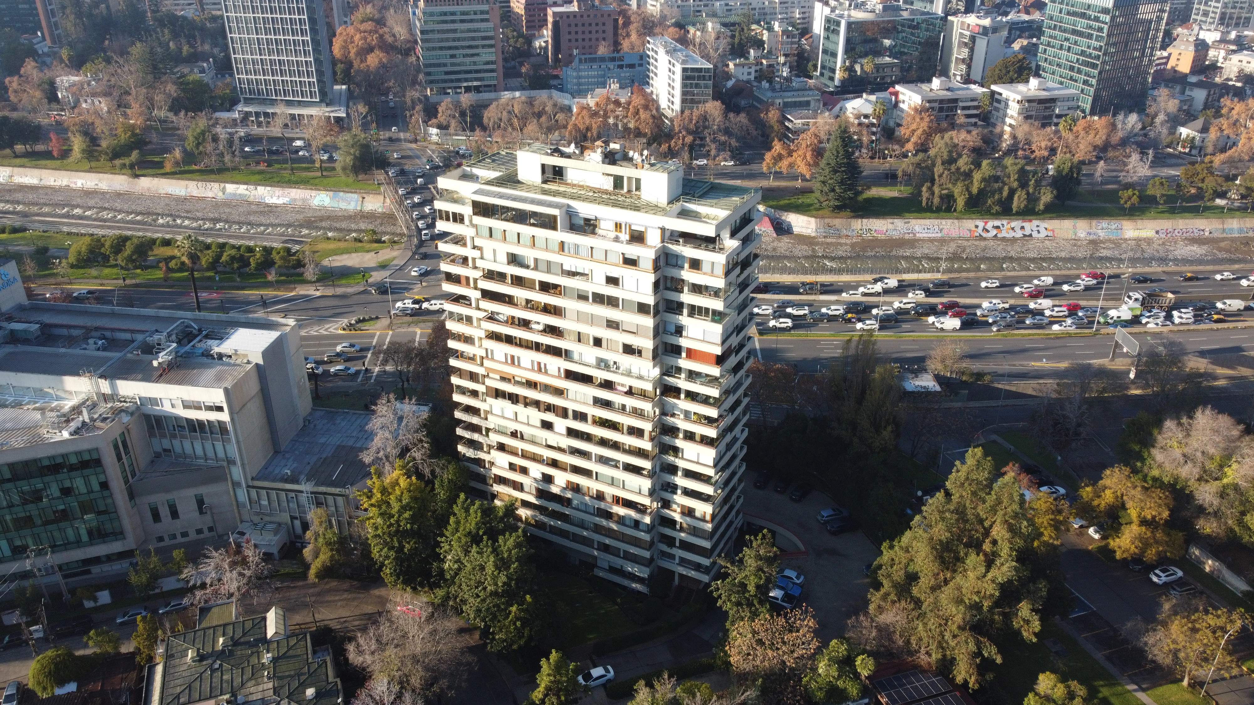 Vista aérea de un edificio residencial en Providencia, Av Andrés Bello y río el río Mapocho.